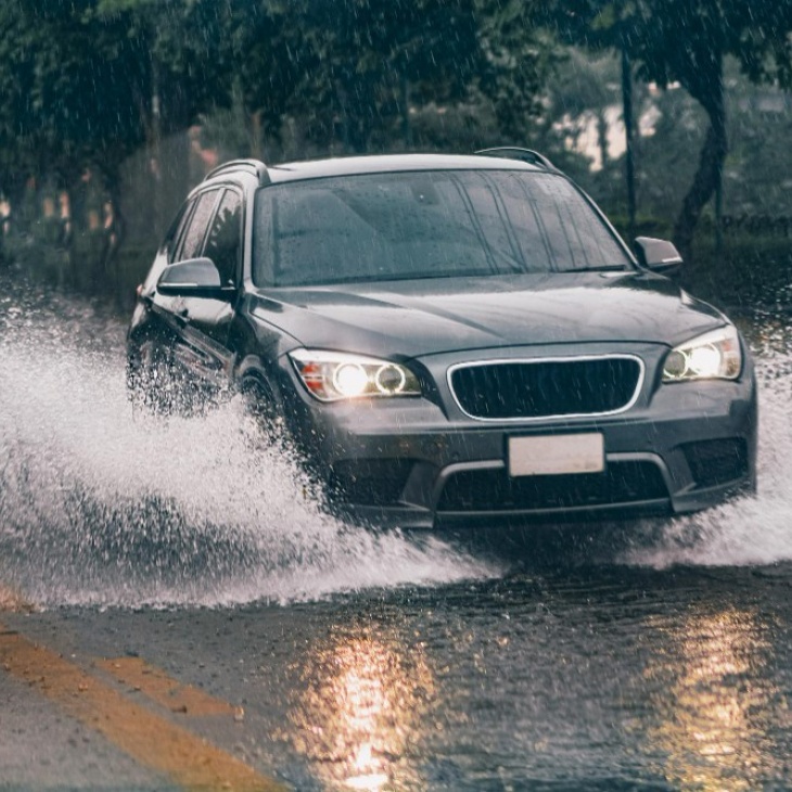 cuidados ao dirigir na chuva